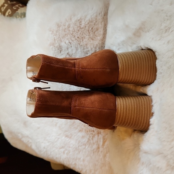 NWOB BP. Brown Synthetic Suede Wooden Heel Ankle Boot-Size 6​​​​​​​​ - Picture 3 of 5